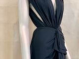 le dos d'une robe noire sur un mannequin, un mannequin, un mannequin, un mannequin, un mannequin, un mannequin, un mannequin, un mannequin