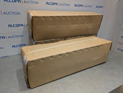 Deux cartons sont empilés l'un sur l'autre sur une table.