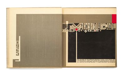 un livre ouvert dont la couverture est noire et l'autre rouge et blanche
