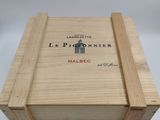 l'image d'une boîte en bois sur laquelle est apposée une étiquette