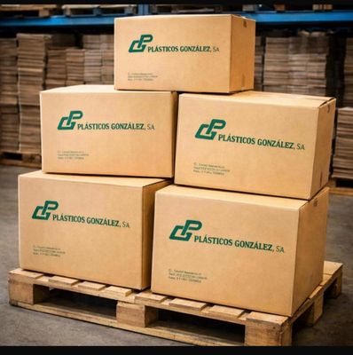 des cartons empilés sur une palette dans un entrepôt, avec d'autres palettes en arrière-plan