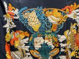 une image représentant un tissu coloré orné d'oiseaux et de fleurs