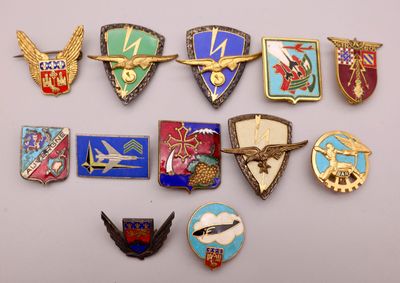 plusieurs types de badges sur une surface blanche