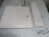 deux morceaux de marbre blanc posés sur un drap blanc
