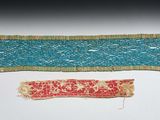 deux morceaux de tissu bleu et rouge ornés d'un motif rouge et blanc
