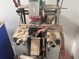 une machine posée sur une table dans une pièce