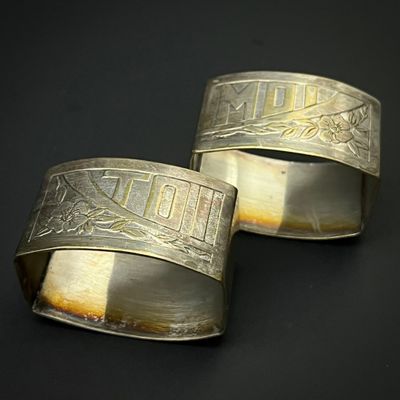 une paire de bracelets manchette en argent ornés d'un motif gravé
