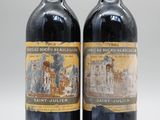 deux bouteilles de vin rouge posées l'une à côté de l'autre sur une surface blanche