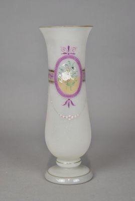 VASE en opaline gris de forme balustre à décor d'émaux peint…