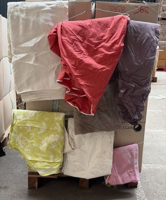 un chariot sur lequel sont empilés des vêtements