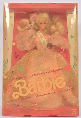une poupée Barbie dans une boîte rose posée sur une surface blanche