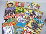un grand nombre de bandes dessinées sur la table