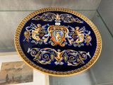une assiette bleue et dorée exposée dans une vitrine