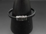 une bague noire avec un fermoir argenté sur une bague noire