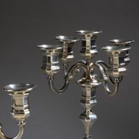 Paire de chandeliers à cinq lumières en métal argenté, le bo… (photo 3)