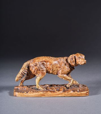 une image représentant une statue de chien posée sur un socle en bois