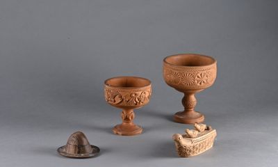 trois pièces de poterie posées les unes à côté des autres sur une table