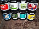 de nombreux bocaux contenant des aliments aux saveurs variées sur la table
