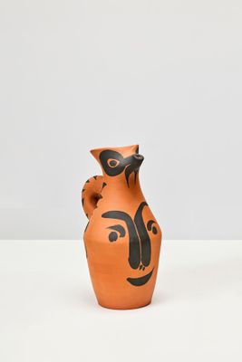 deux vases posés sur une table