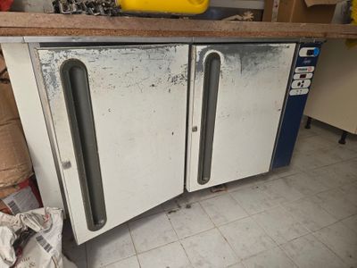 deux fours posés sur un plan de travail