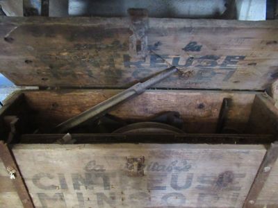 une boîte en bois contenant un outil quelconque