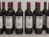 six bouteilles de vin sont alignées sur une table