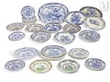 de nombreuses assiettes bleues et blanches de toutes sortes sur la table