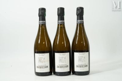 trois bouteilles de vin posées les unes à côté des autres sur une surface blanche