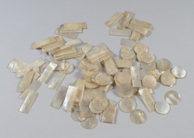 une pile de pièces de monnaie posée sur une table blanche