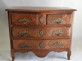 une commode en bois munie de poignées en laiton