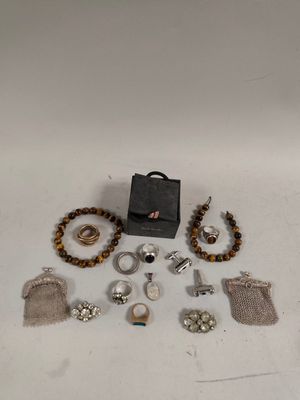 Plusieurs bijoux sont disposés sur une surface blanche