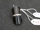 deux étiquettes fixées à un briquet posé sur une table