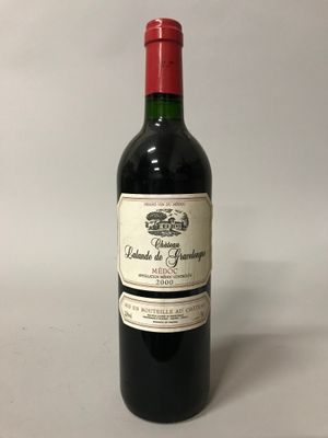 une bouteille de vin posée sur une table