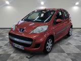 la photo d'une voiture rouge garée dans un garage