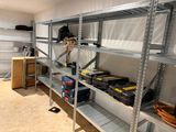 une pièce où les étagères sont remplies d'outils