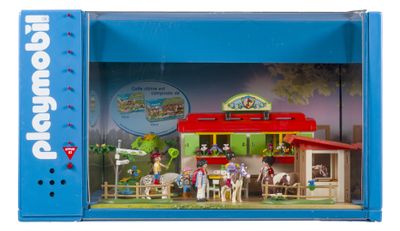 un ensemble Playmobil dans une boîte bleue comprenant un cheval et une calèche