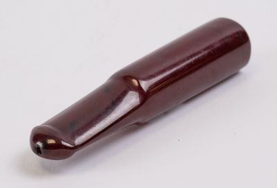 une image montrant un gros plan d'un stylo posé sur une surface blanche