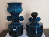 deux vases bleus posés l'un à côté de l'autre sur une table