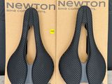deux nouvelles housses de selle de vélo Newton dans leur emballage