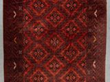 un tapis rouge et marron orné d'un motif en losanges