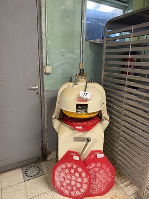 une machine posée par terre à côté d'une porte