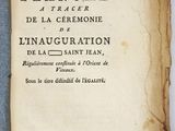 un vieux livre ouvert sur une surface blanche
