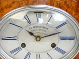 une horloge avec des chiffres romains sur le cadran