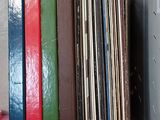 une boîte remplie de livres posée sur une étagère