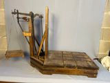 une petite machine en bois posée sur une table