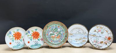 six assiettes aux motifs variés sont alignées sur une table
