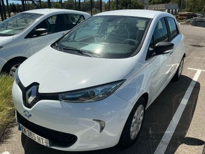 deux voitures garées l'une à côté de l'autre dans un parking