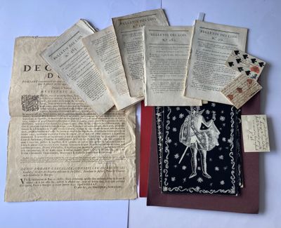 plusieurs vieux morceaux de papier sont empilés les uns sur les autres