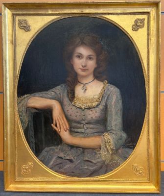 portrait d'une femme en robe bleue dans un cadre doré