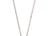 un collier en or blanc orné d'un pendentif en forme de fleur sertie de diamants, monté sur une chaîne